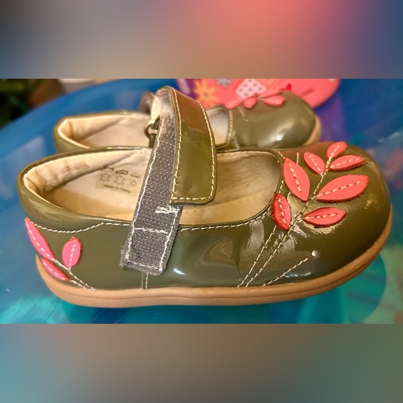 See Kai Run Olive Green & Pink patent leather Mary Janes size 7 - Picture 2 of 5